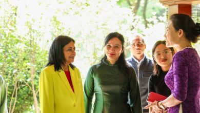 Vicepresidenta visita histórica casa del líder vietnamita Ho Chi Minh