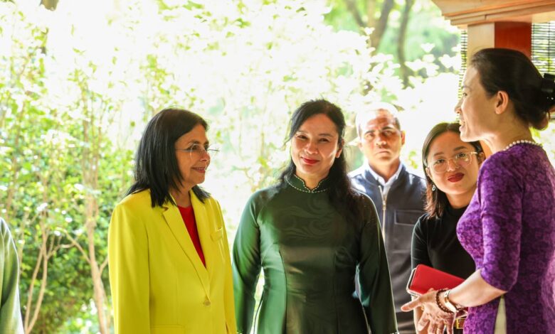 Vicepresidenta visita histórica casa del líder vietnamita Ho Chi Minh