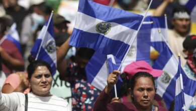 Sectores sociales protestan en El Salvador por recortes en presupuesto