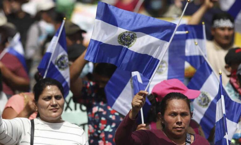 Sectores sociales protestan en El Salvador por recortes en presupuesto