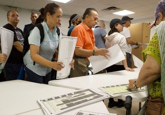 Lluvias retrasan votación en Puerto Rico