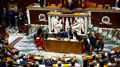 Moción de censura derriba al gobierno francés y agrava crisis política