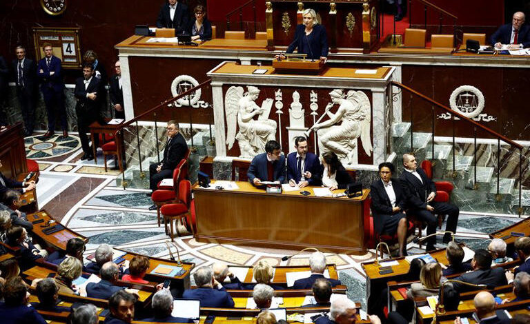 Moción de censura derriba al gobierno francés y agrava crisis política