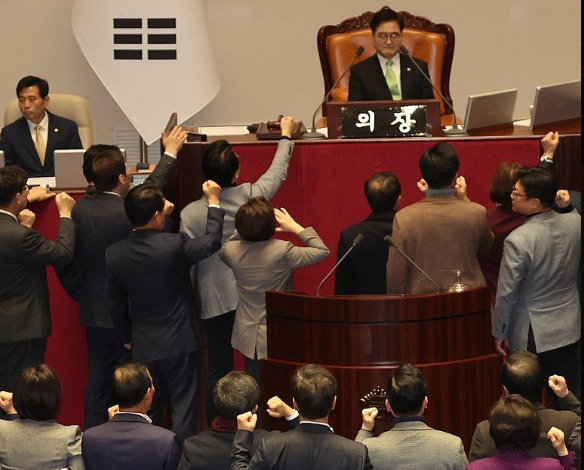 Parlamento de Corea del Sur destituye al presidente interino