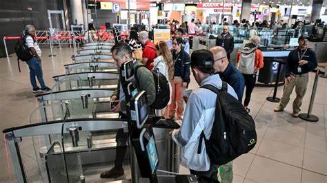 Continúan protestas de trabajadores de Migración en aeropuertos de Colombia