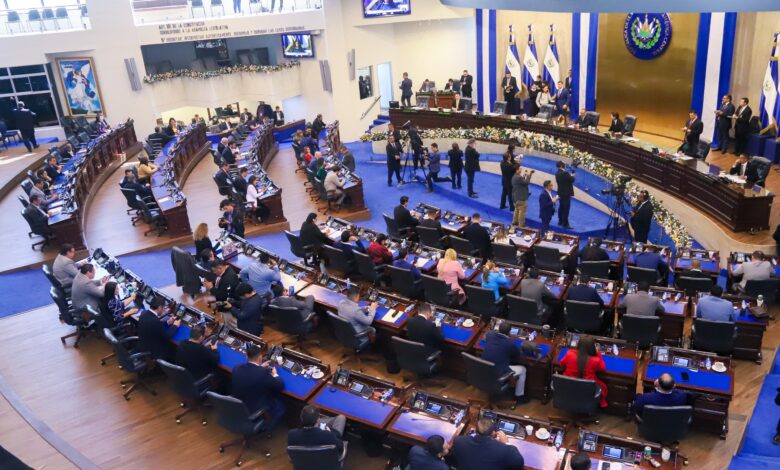 Congreso de El Salvador aprueba presupuesto con reducción en educación y salud