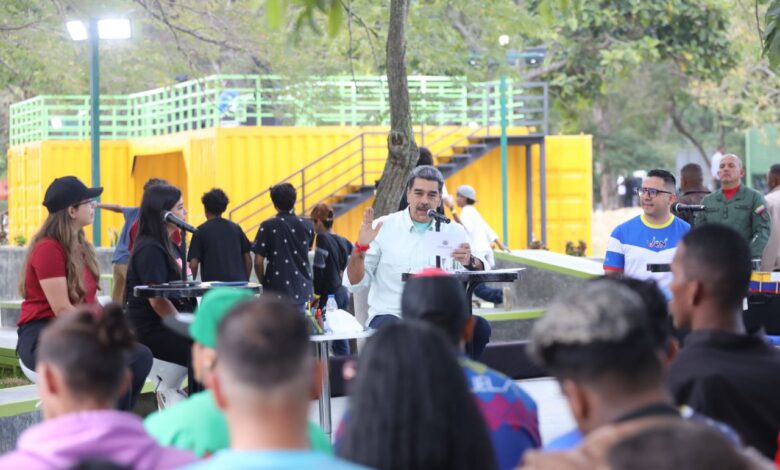 Maduro convoca a consulta popular para proyectos juveniles comunales