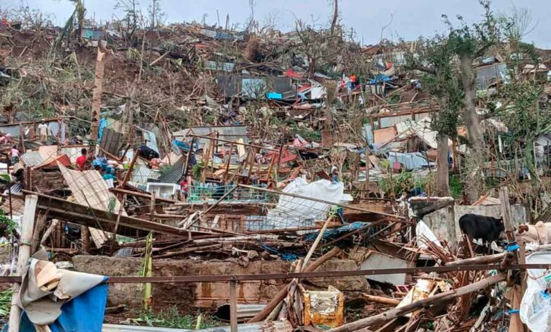 Macron decreta duelo y promete reconstrucción de Mayotte devastada por ciclón Chido