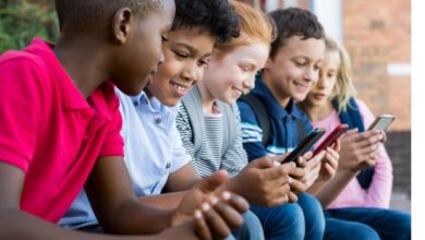 Ratifican prohibición de celulares en escuelas públicas y privadas de Sao Paulo