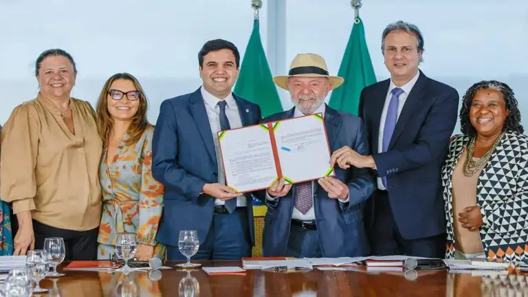 Lula da Silva aprueba restringir uso de celulares en escuelas brasileñas