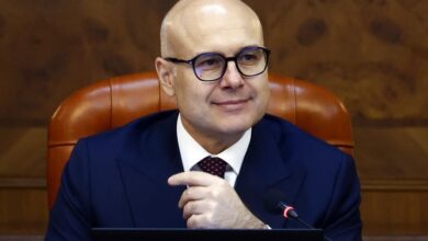Primer ministro de Serbia renuncia después de tres meses de protestas