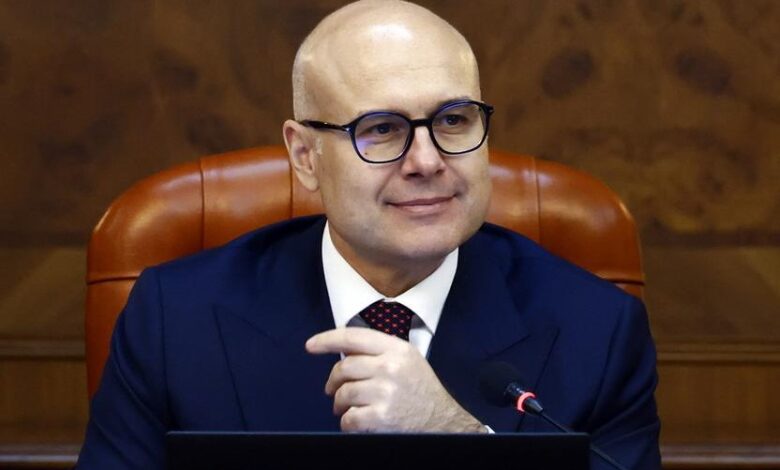 Primer ministro de Serbia renuncia después de tres meses de protestas