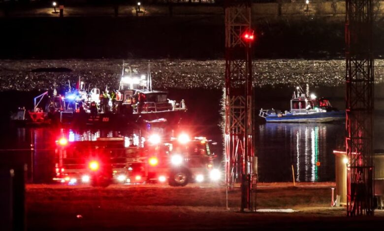 Descartan sobrevivientes del choque aéreo en Washington