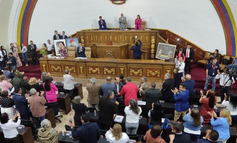 AN declara como “personas non gratas” a nueve expresidentes