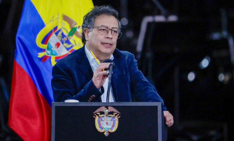 Presidente Petro suspende diálogos de paz con el ELN