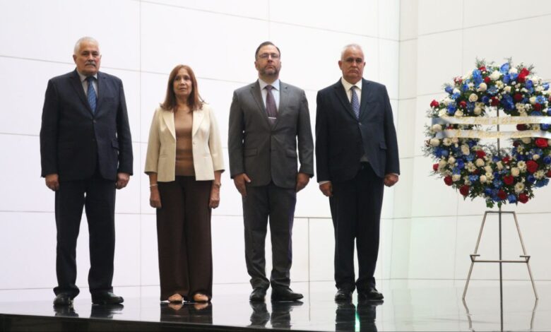 Conmemoran 66 años de Revolución Cubana con honores al Libertador Simón Bolívar