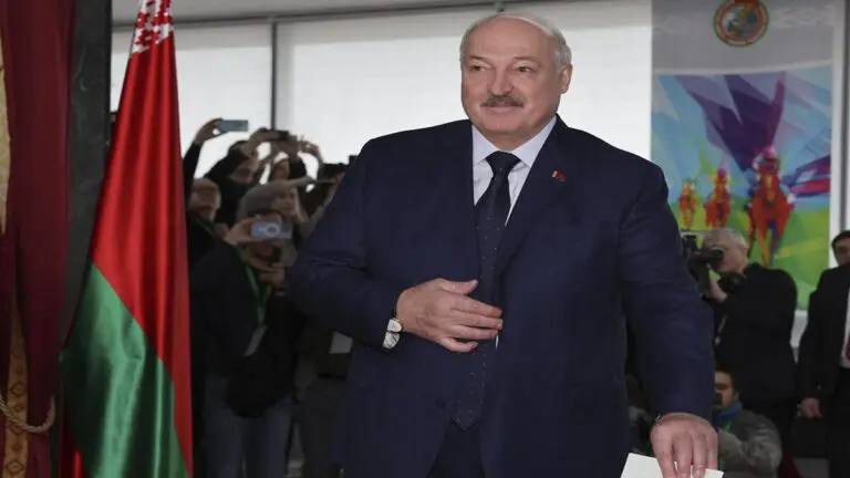 Aleksandr Lukashenko reelecto presidente de Belarús, indican sondeos a boca de urna