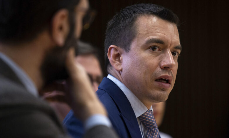 Parlamento devuelve a Noboa decreto con el cual encargó la presidencia