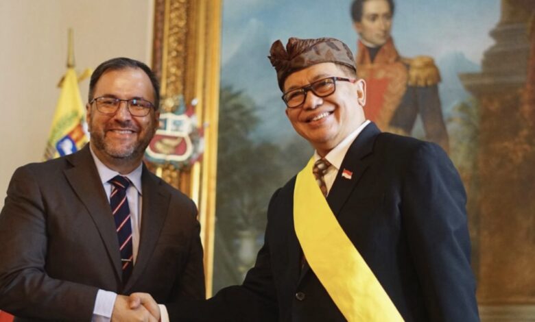 Embajador de Indonesia en Caracas recibe condecoración por su importante labor diplomática