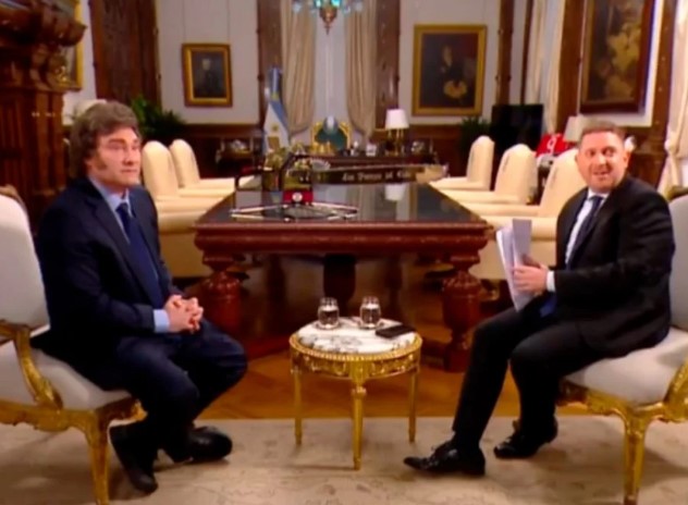 Milei justifica su rol en estafa multimillonaria con una entrevista televisiva arreglada