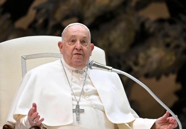 Papa Francisco muestra una leve mejoría