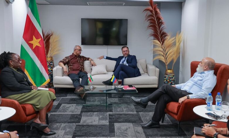Canciller de Venezuela en Surinam para estrechar lazos de cooperación