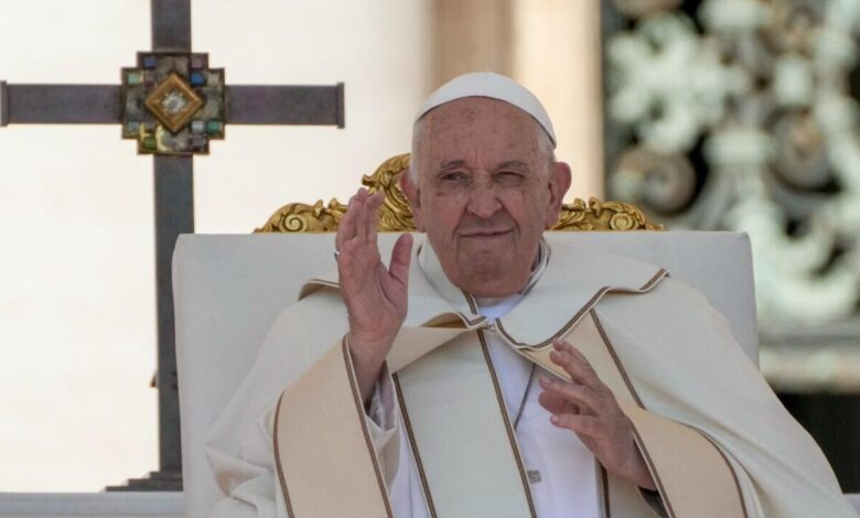 Papa Francisco superó la fase critica, aunque el pronóstico sigue siendo reservado