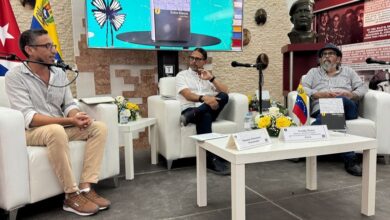 Ministro Ñáñez presentó libro «Sobre Blanco» en Feria Internacional de La Habana