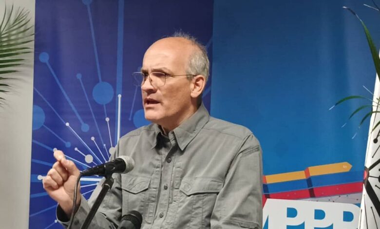 Menéndez: Venezuela transita procesos fundamentales para la transformación del Estado