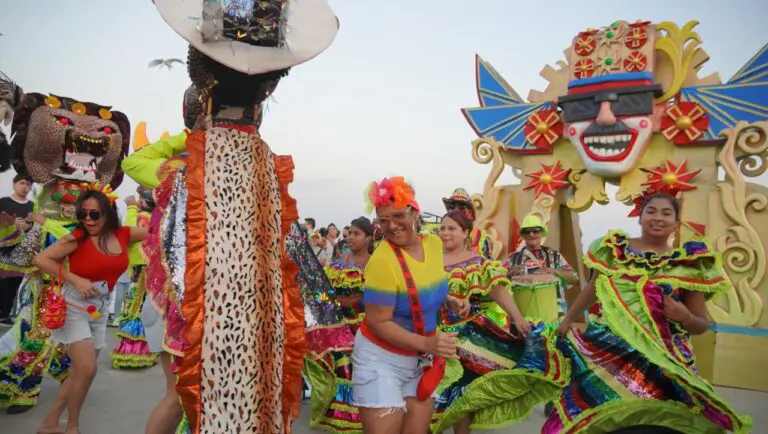 Colombia inicia fiestas de Carnaval con bailes y música tradicional