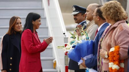 Delcy Rodríguez arriba a la India para participar en semana de la energía