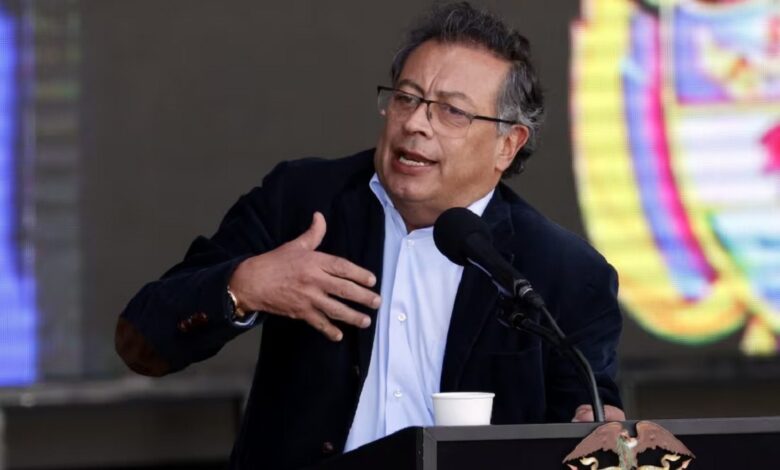 Petro denuncia que narcos compraron misiles para derribar su avión: "Me quieren tumbar"