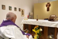 Vaticano divulga la primera imagen del papa en un mes