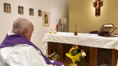 Vaticano divulga la primera imagen del papa en un mes
