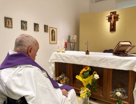 Vaticano divulga la primera imagen del papa en un mes