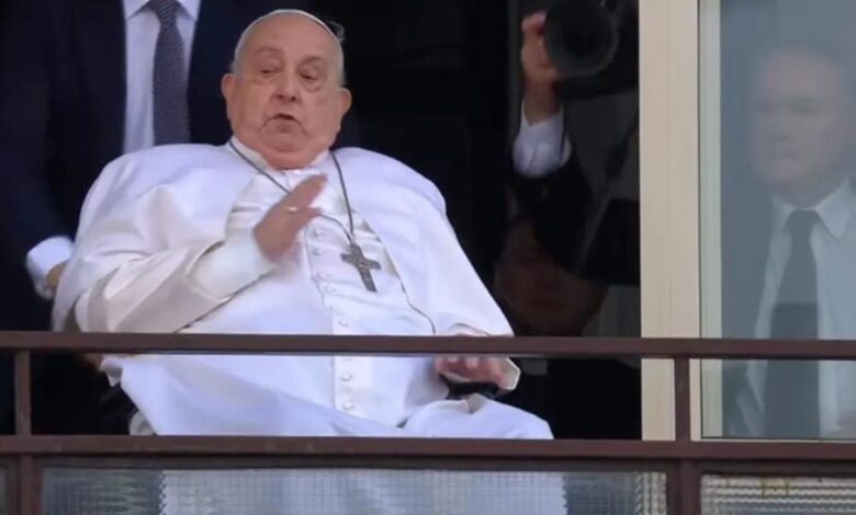 Papa Francisco hace primera aparición pública luego de 38 días hospitalizado
