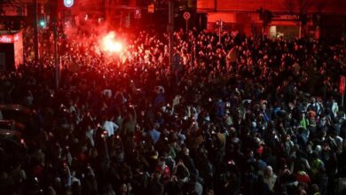Manifestantes antigubernamentales ocupan plazas en capital serbia