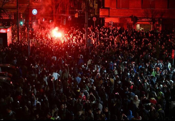 Manifestantes antigubernamentales ocupan plazas en capital serbia