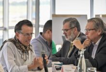 Gobierno de Colombia y grupo armado acuerdan reactivar diálogos