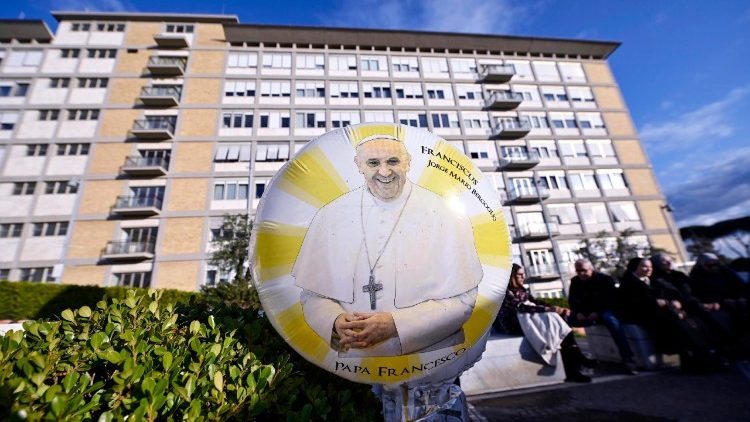 El Papa mantiene condición estable sin ventilación mecánica