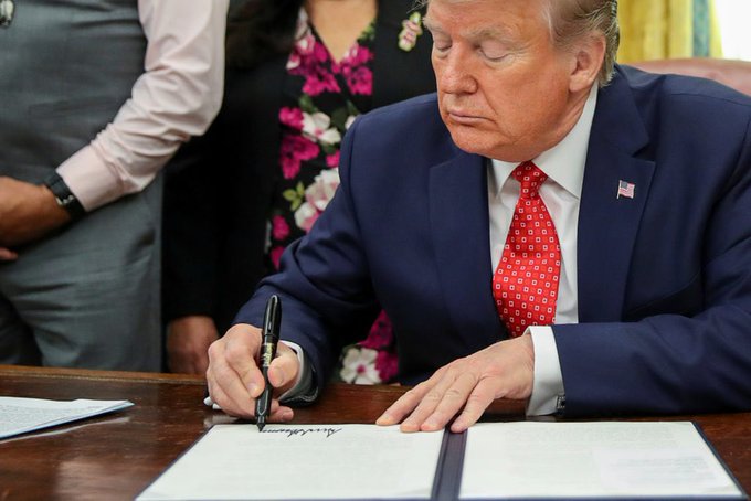 Oxígeno para Gobierno de EEUU, Trump promulga ley de financiación