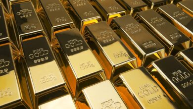 El oro alcanza un precio récord y el dólar cae