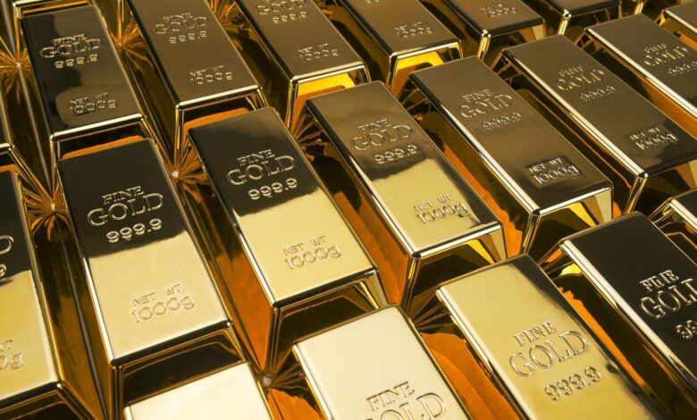 El oro alcanza un precio récord y el dólar cae