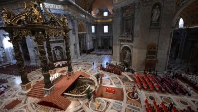 Fieles despiden al papa Francisco en la basílica de San Pedro