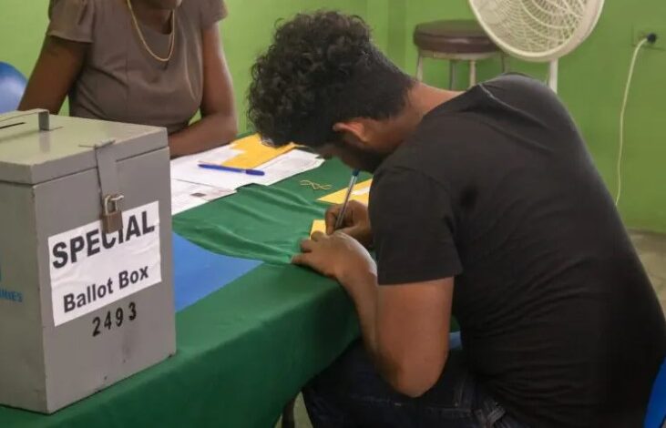 Trinidad y Tobago vota en una jornada electoral reñida