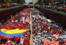 Trabajadores venezolanos marchan en Caracas este 1° de mayo