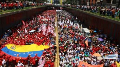 Trabajadores venezolanos marchan en Caracas este 1° de mayo