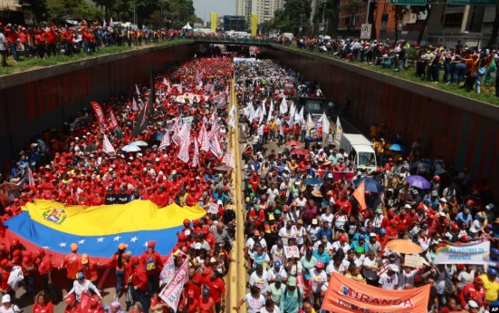 Trabajadores venezolanos marchan en Caracas este 1° de mayo