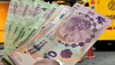 Peso argentino se deprecia más de 8% tras el levantamiento del control de cambios
