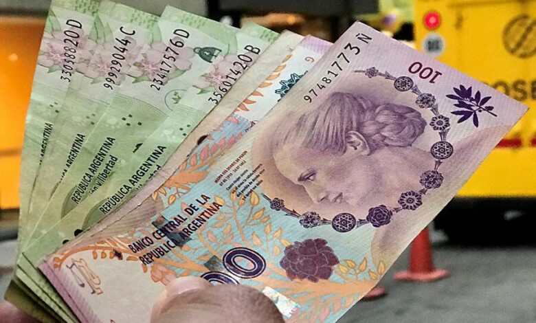 Peso argentino se deprecia más de 8% tras el levantamiento del control de cambios